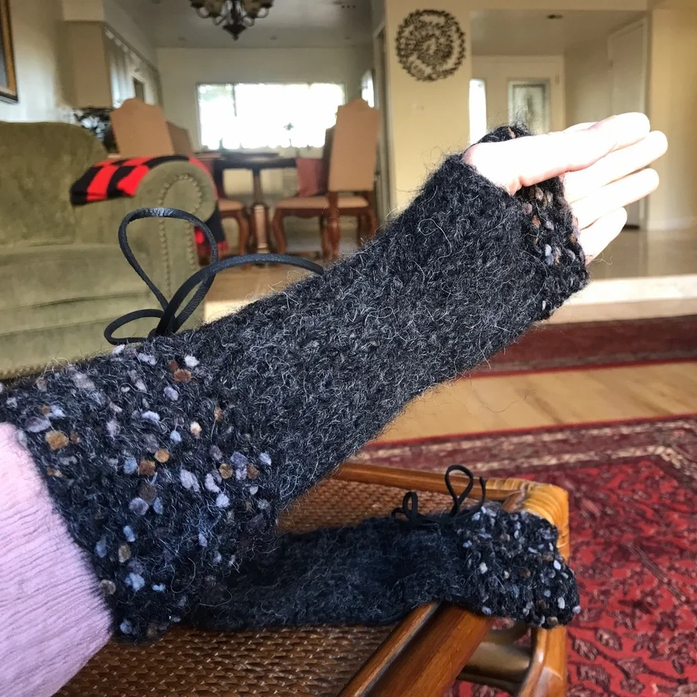 🎉H-P🎉Artisan Suede Ribbon Corset Style Charcoal Fingerless Gloves Goth Victor…